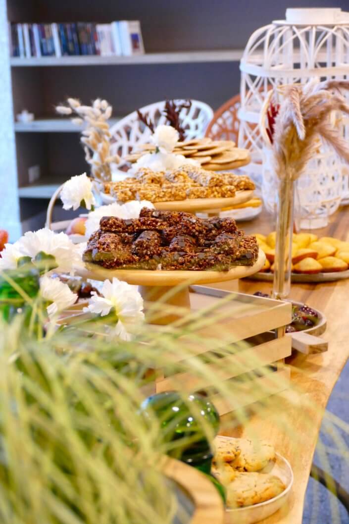 Petit déjeuner nature healthy réalisé par Studio Candy pour Genetec avec des fruits frais, des fruits secs, yaourt bar, granola bar, et madeleines et petites gaufres