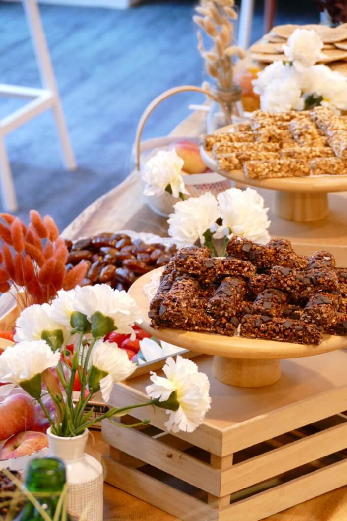 Petit déjeuner nature healthy réalisé par Studio Candy pour Genetec avec des fruits frais, des fruits secs, yaourt bar, granola bar, et madeleines et petites gaufres