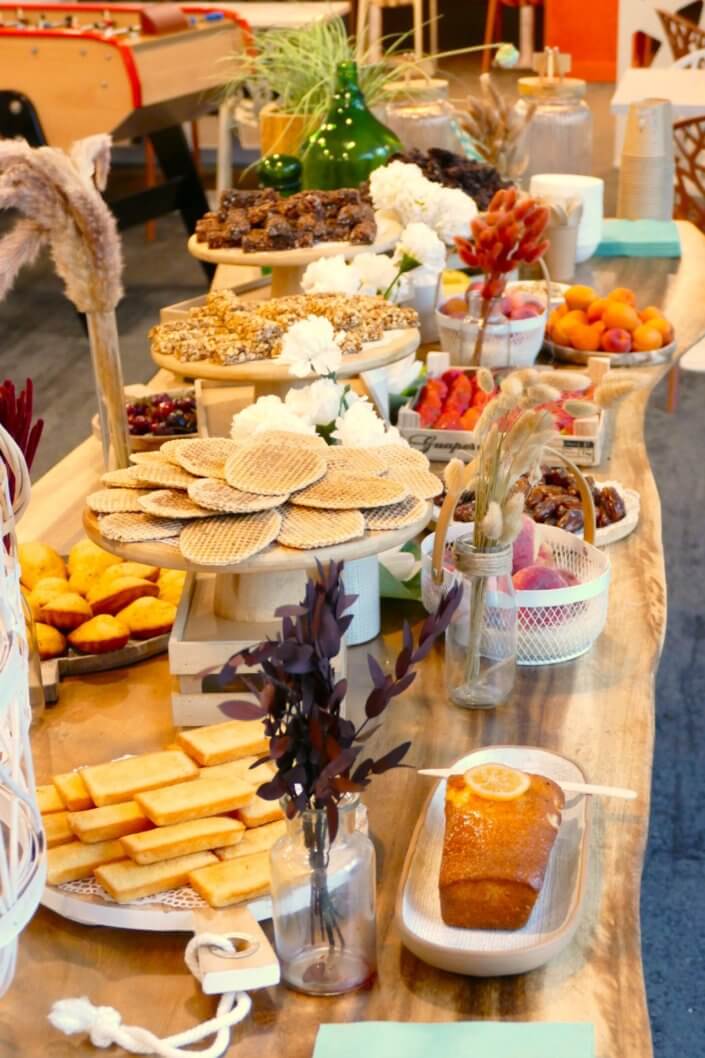 Petit déjeuner nature healthy réalisé par Studio Candy pour Genetec avec des fruits frais, des fruits secs, yaourt bar, granola bar, et madeleines et petites gaufres