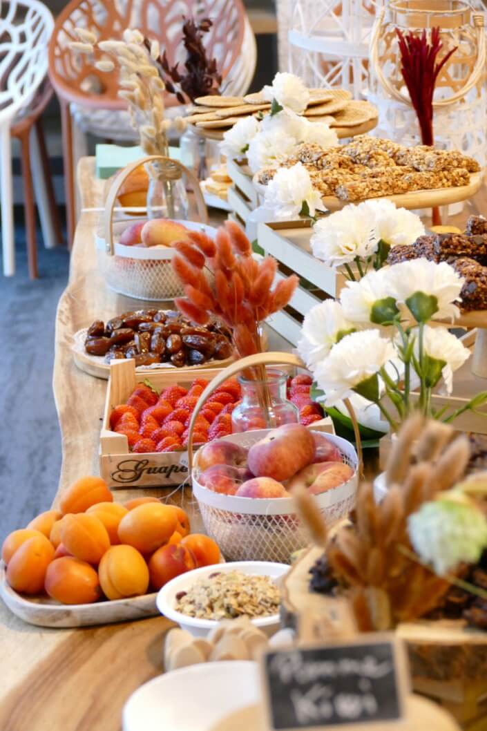 Petit déjeuner nature healthy réalisé par Studio Candy pour Genetec avec des fruits frais, des fruits secs, yaourt bar, granola bar, et madeleines et petites gaufres
