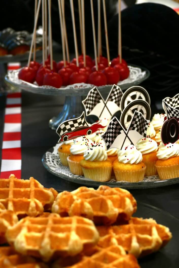 Pot de départ thème Ferarri réalisé par studio candy chez Hermès avec des pâtisseries sur mesure et une décoration thème voiture de course