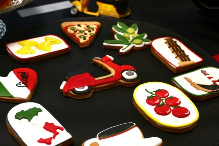 Pot de départ thème Ferarri réalisé par studio candy chez Hermès avec des pâtisseries sur mesure et une décoration thème voiture de course