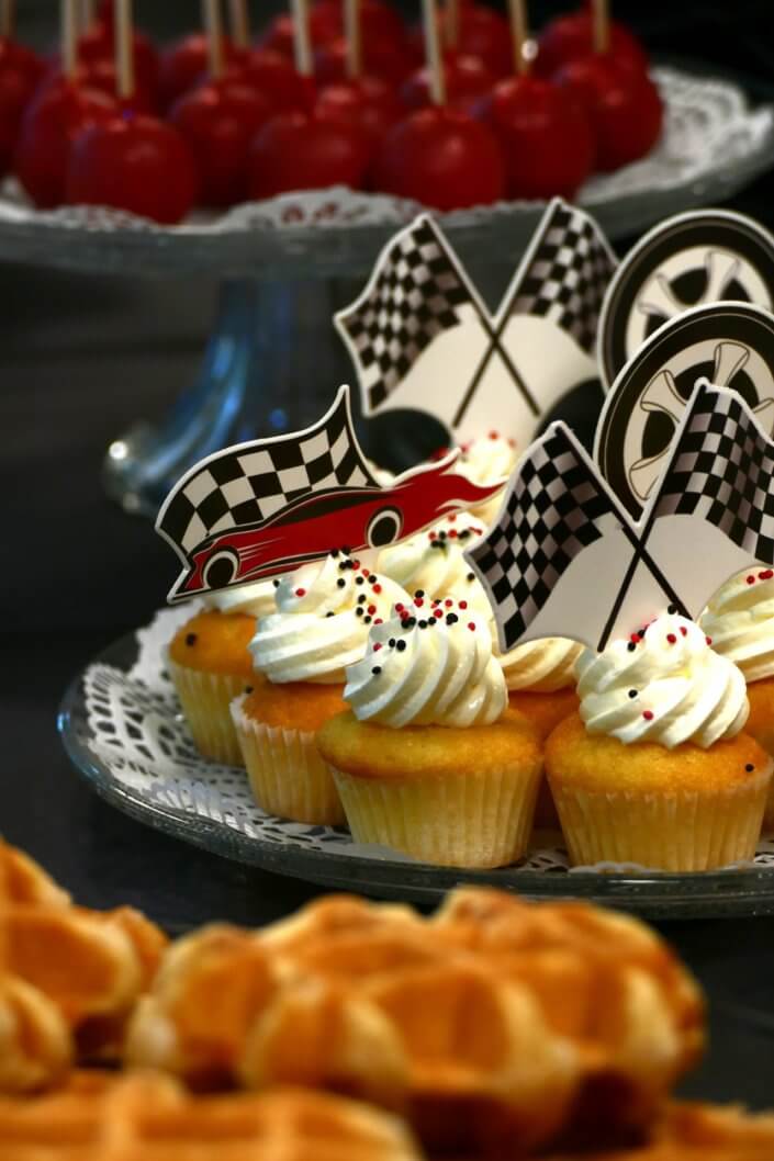 Pot de départ thème Ferarri réalisé par studio candy chez Hermès avec des pâtisseries sur mesure et une décoration thème voiture de course