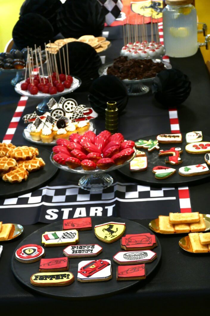 Pot de départ thème Ferrari réalisé par studio candy chez Hermès avec des pâtisseries sur mesure et une décoration thème voiture de course