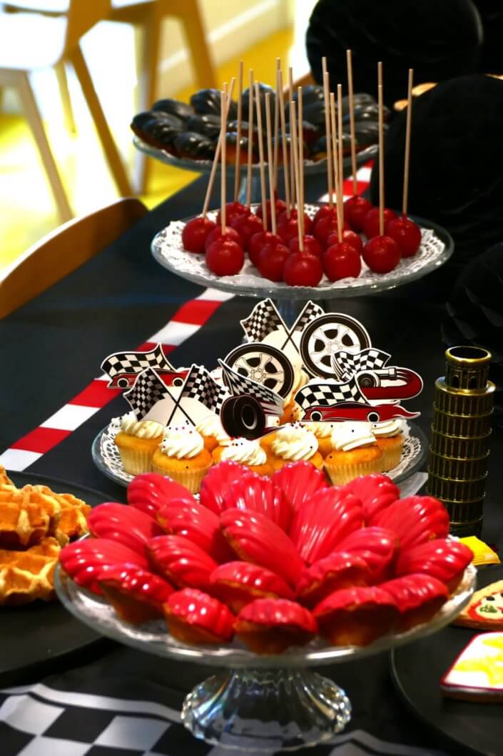 Pot de départ thème Ferrari réalisé par studio candy chez Hermès avec des pâtisseries sur mesure et une décoration thème voiture de course