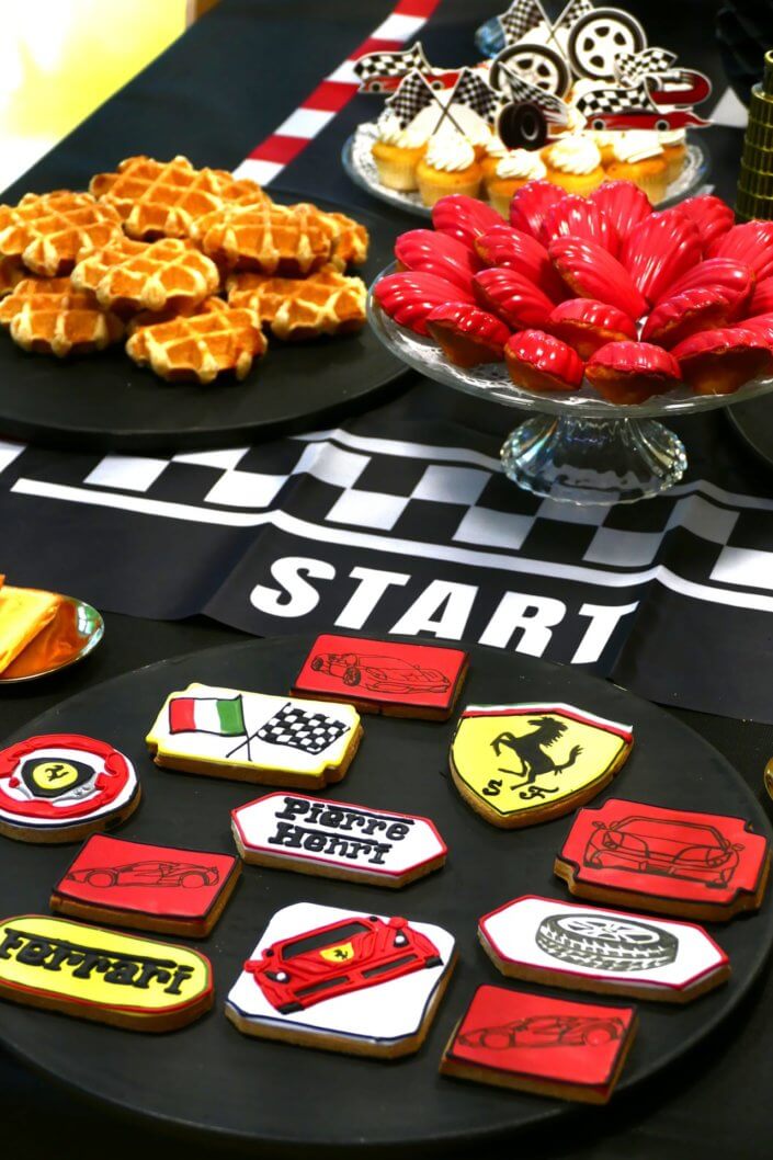 Pot de départ thème Ferrari réalisé par studio candy chez Hermès avec des pâtisseries sur mesure et une décoration thème voiture de course