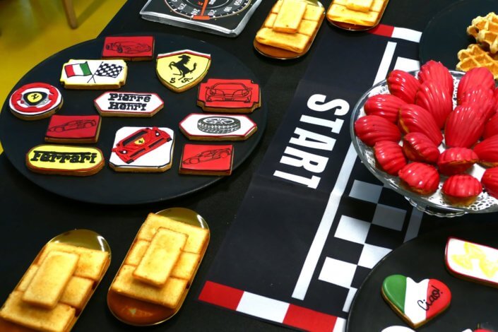 Pot de départ thème Ferrari réalisé par studio candy chez Hermès avec des pâtisseries sur mesure et une décoration thème voiture de course