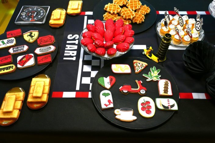 Pot de départ thème Ferrari réalisé par studio candy chez Hermès avec des pâtisseries sur mesure et une décoration thème voiture de course