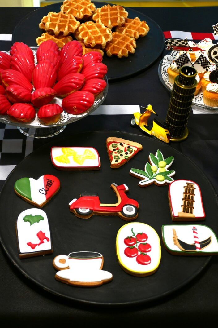 Pot de départ thème Ferarri réalisé par studio candy chez Hermès avec des pâtisseries sur mesure et une décoration thème voiture de course