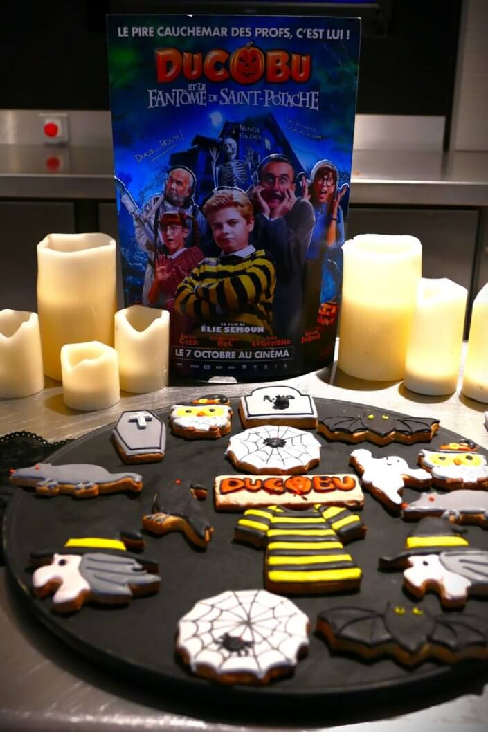 Grande pause sucrée pour 700 personnes réalisée par studio candy pour l'avant première du film ducobu halloween avec des sablés décorés logos, des madeleines à coque noire, des cakepops et cupcakes