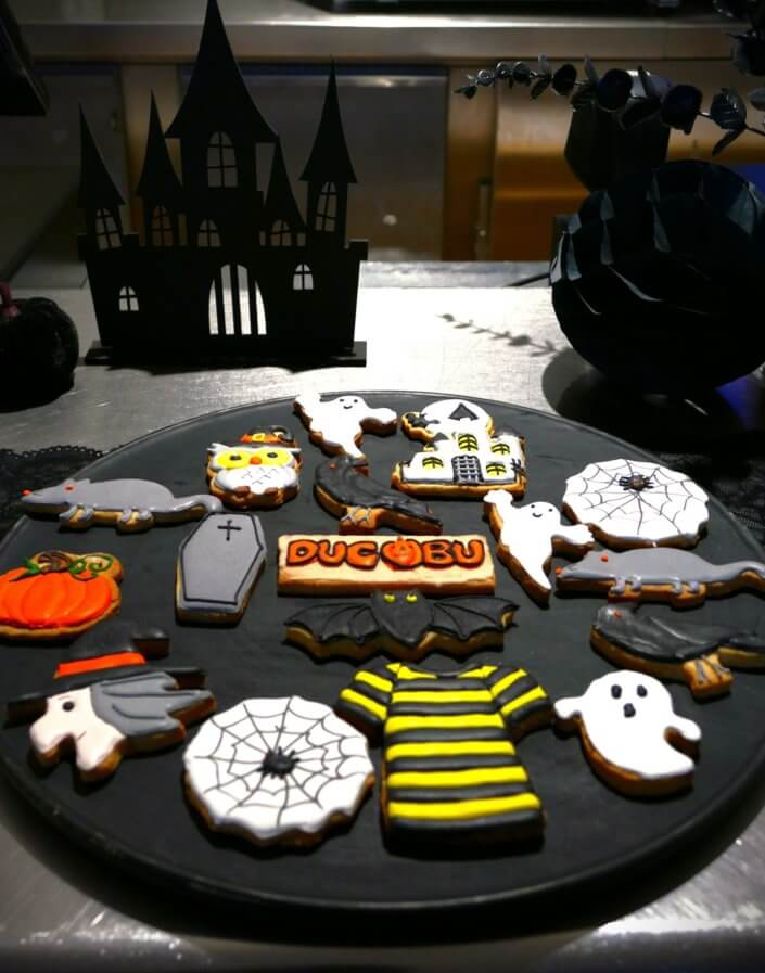 Grande pause sucrée pour 700 personnes réalisée par studio candy pour l'avant première du film ducobu halloween avec des sablés décorés logos, des madeleines à coque noire, des cakepops et cupcakes