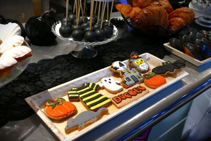 Grande pause sucrée pour 700 personnes réalisée par studio candy pour l'avant première du film ducobu halloween avec des sablés décorés logos, des madeleines à coque noire, des cakepops et cupcakes