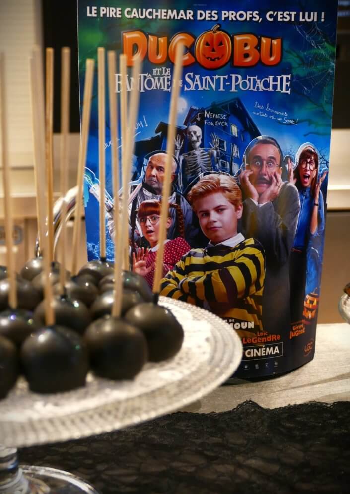 Grande pause sucrée pour 700 personnes réalisée par studio candy pour l'avant première du film ducobu halloween avec des sablés décorés logos, des madeleines à coque noire, des cakepops et cupcakes