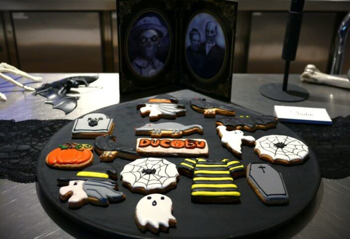 Grande pause sucrée pour 700 personnes réalisée par studio candy pour l'avant première du film ducobu halloween avec des sablés décorés logos, des madeleines à coque noire, des cakepops et cupcakes