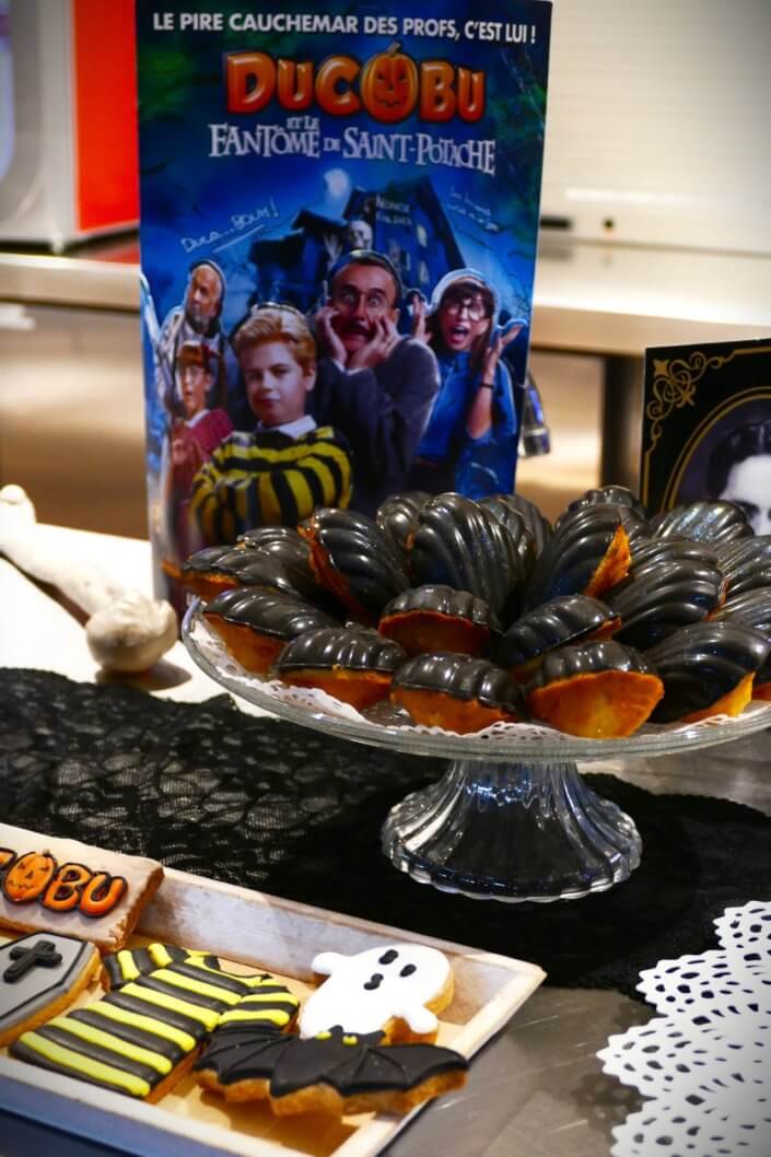 Grande pause sucrée pour 700 personnes réalisée par studio candy pour l'avant première du film ducobu halloween avec des sablés décorés logos, des madeleines à coque noire, des cakepops et cupcakes