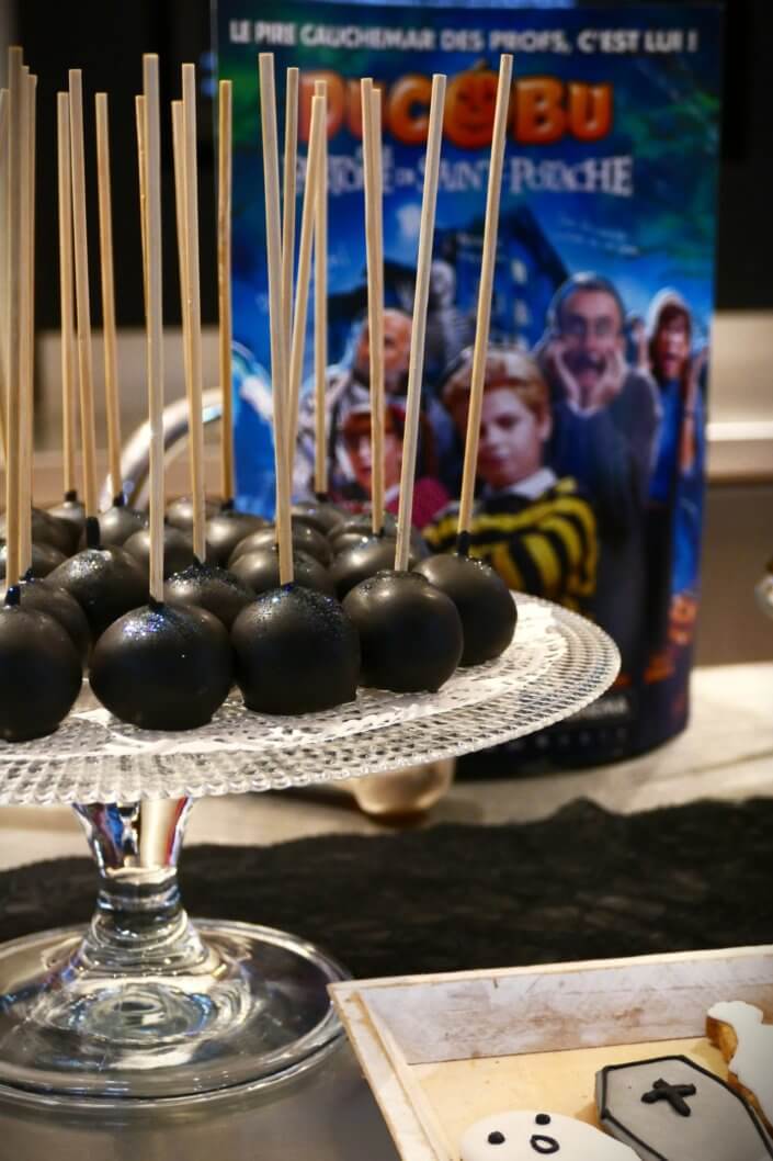 Grande pause sucrée pour 700 personnes réalisée par studio candy pour l'avant première du film ducobu halloween avec des sablés décorés logos, des madeleines à coque noire, des cakepops et cupcakes