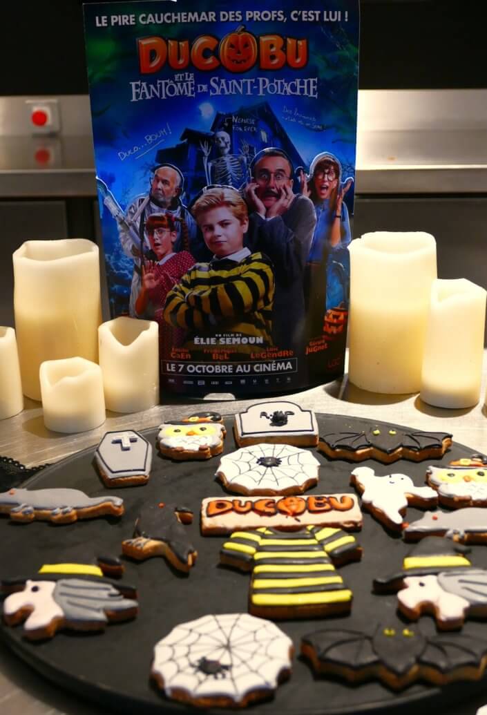 Grande pause sucrée pour 700 personnes réalisée par studio candy pour l'avant première du film ducobu halloween avec des sablés décorés logos, des madeleines à coque noire, des cakepops et cupcakes