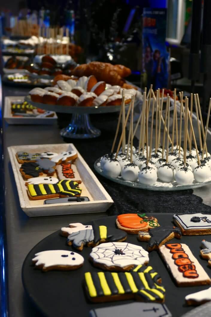 Grande pause sucrée pour 700 personnes réalisée par studio candy pour l'avant première du film ducobu halloween avec des sablés décorés logos, des madeleines à coque noire, des cakepops et cupcakes