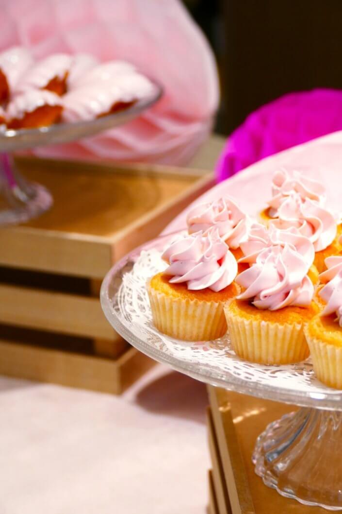 Goûter octobre rose réalisé par studio candy chez Estée Lauder avec des pâtisseries personnalisées et une décoration rose