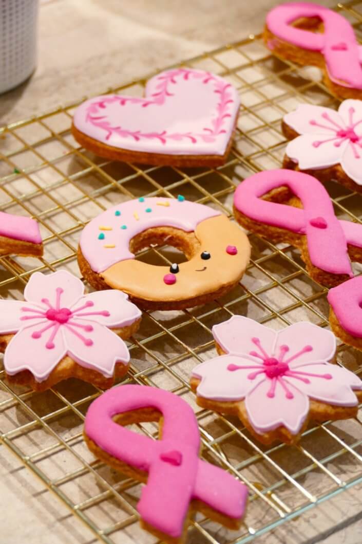 Goûter octobre rose réalisé par studio candy chez Estée Lauder avec des pâtisseries personnalisées et une décoration rose