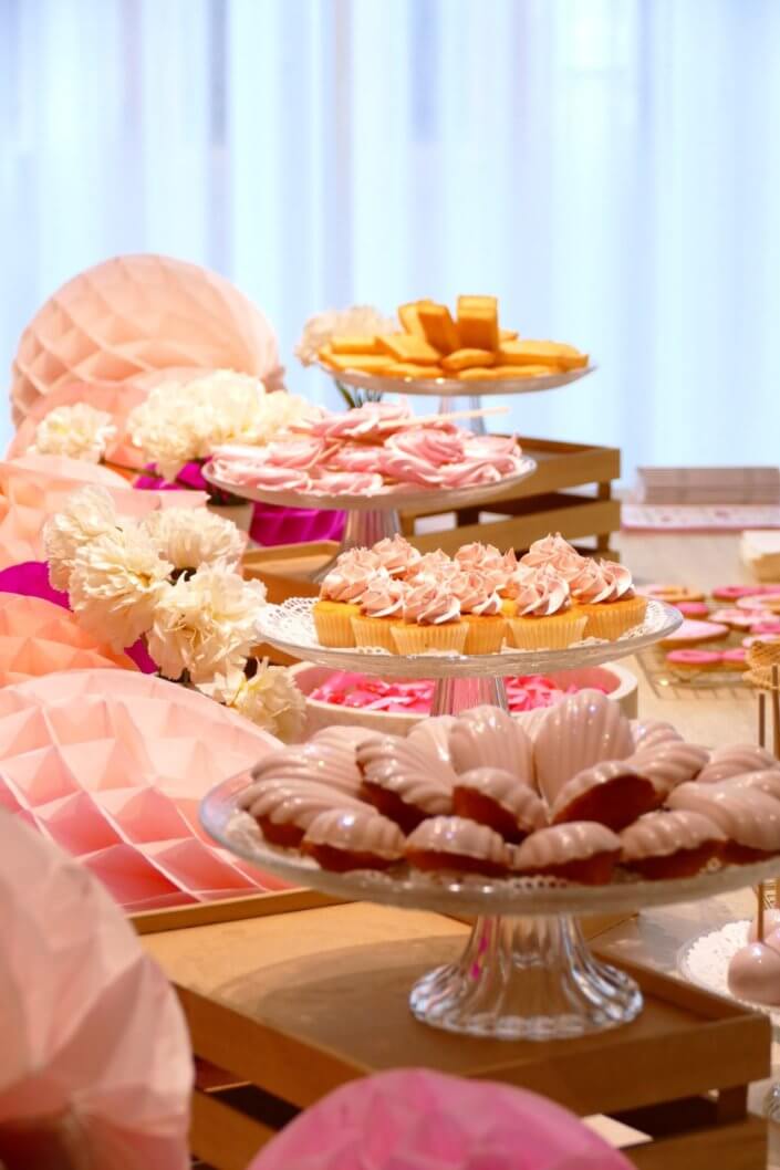 Goûter octobre rose réalisé par studio candy chez Estée Lauder avec des pâtisseries personnalisées et une décoration rose