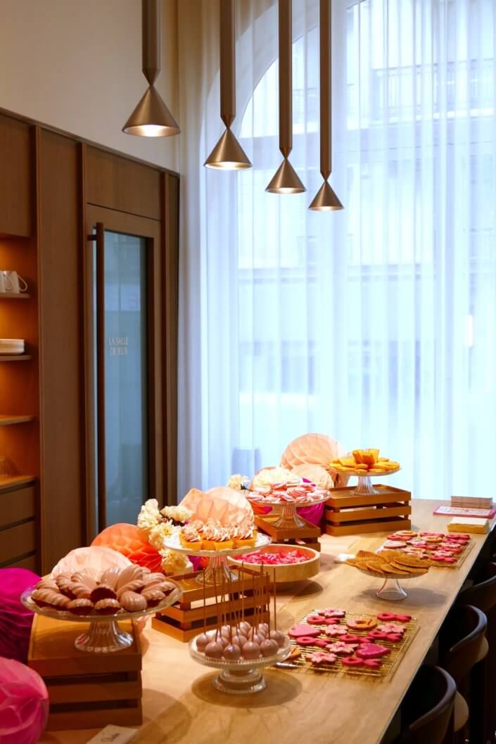 Goûter octobre rose réalisé par studio candy chez Estée Lauder avec des pâtisseries personnalisées et une décoration rose