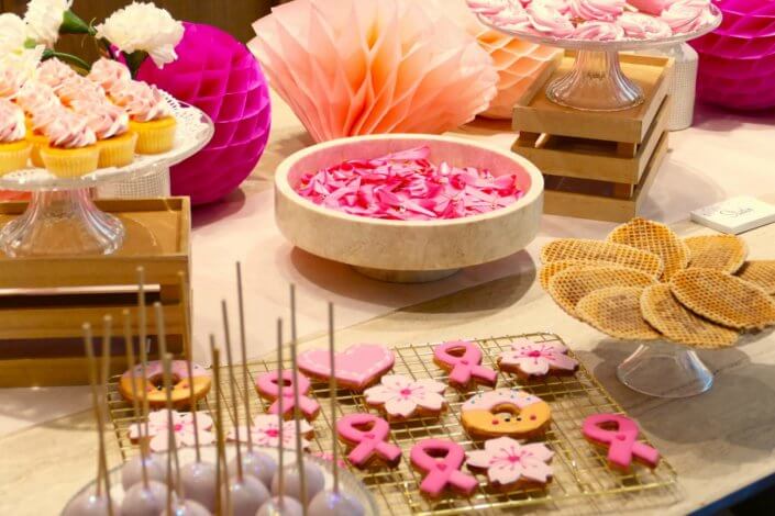 Goûter octobre rose réalisé par studio candy chez Estée Lauder avec des pâtisseries personnalisées et une décoration rose