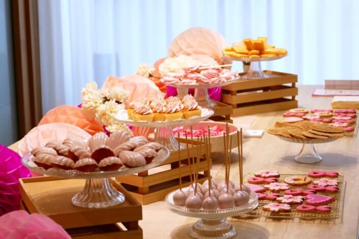 Goûter octobre rose réalisé par studio candy chez Estée Lauder avec des pâtisseries personnalisées et une décoration rose