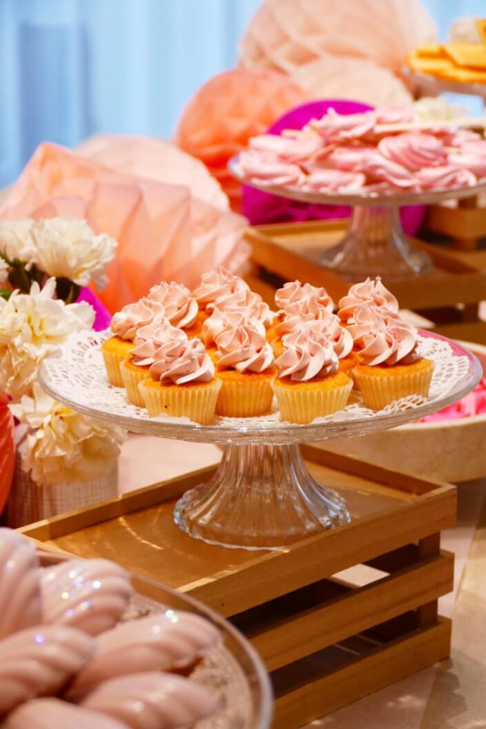 Goûter octobre rose réalisé par studio candy chez Estée Lauder avec des pâtisseries personnalisées et une décoration rose