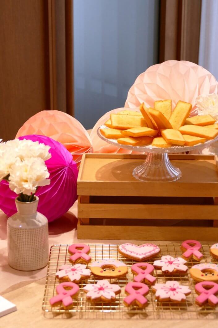 Goûter octobre rose réalisé par studio candy chez Estée Lauder avec des pâtisseries personnalisées et une décoration rose