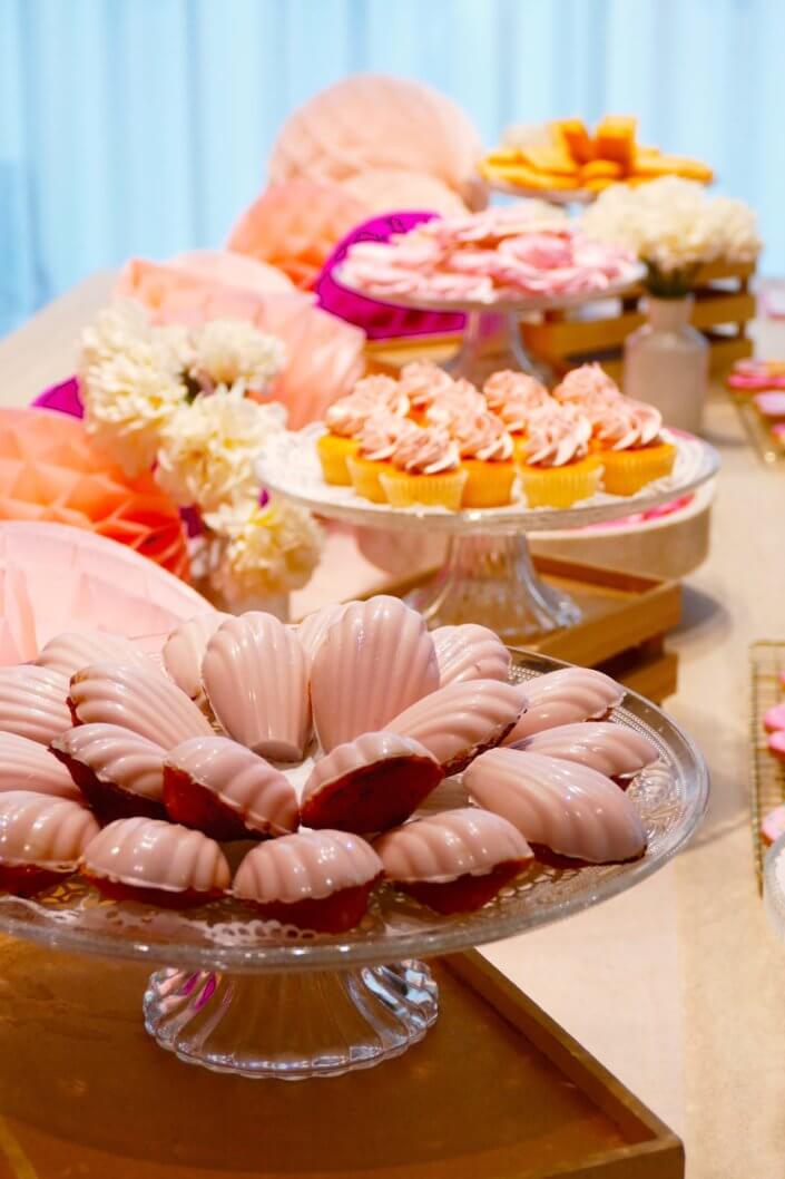 Goûter octobre rose réalisé par studio candy chez Estée Lauder avec des pâtisseries personnalisées et une décoration rose