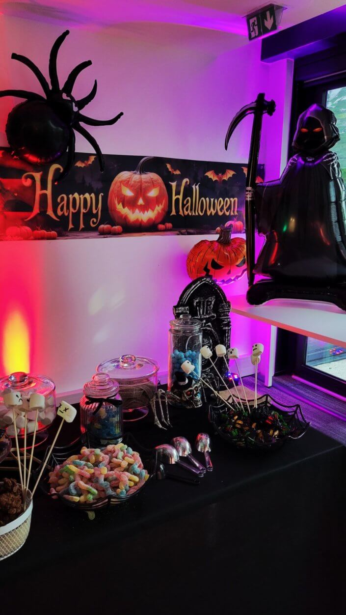 petit déjeuner Halloween chez genetec par studio candy avec décoration, scénographie, patisseries sur mesure, candy bar, borne photos