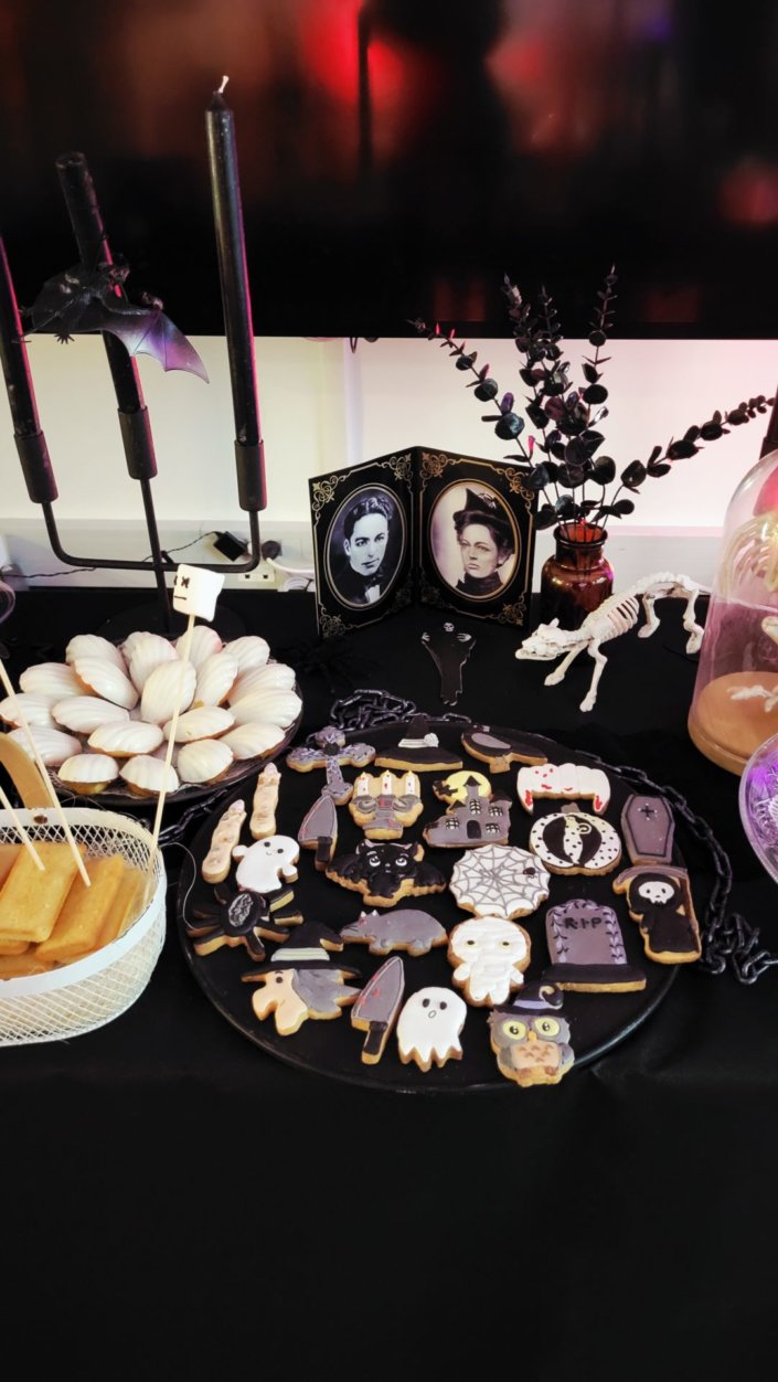 petit déjeuner Halloween chez genetec par studio candy avec décoration, scénographie, patisseries sur mesure, candy bar, borne photos