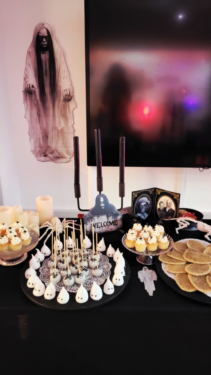 petit déjeuner Halloween chez genetec par studio candy avec décoration, scénographie, patisseries sur mesure, candy bar, borne photos