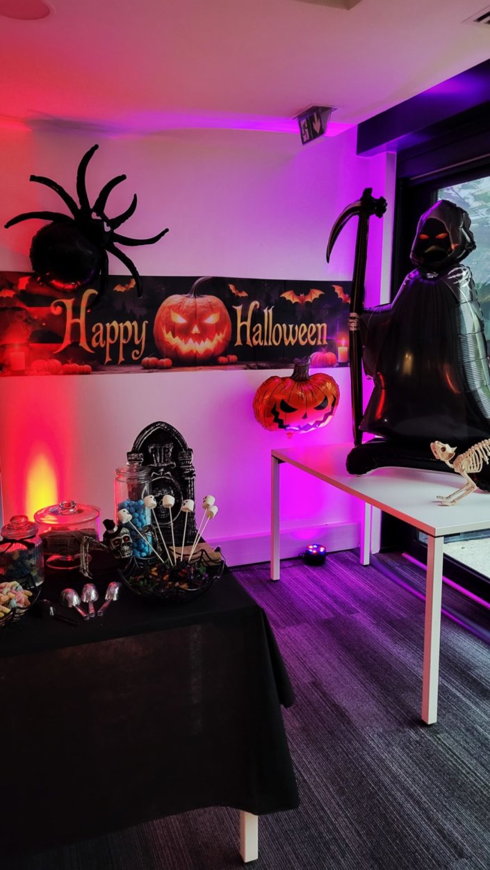 petit déjeuner Halloween chez genetec par studio candy avec décoration, scénographie, patisseries sur mesure, candy bar, borne photos