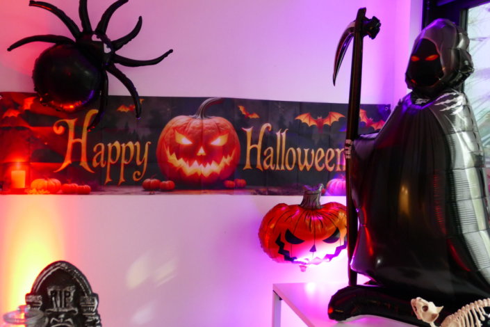 petit déjeuner Halloween chez genetec par studio candy avec décoration, scénographie, patisseries sur mesure, candy bar, borne photos