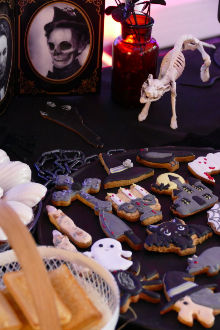 petit déjeuner Halloween chez genetec par studio candy avec décoration, scénographie, patisseries sur mesure, candy bar, borne photos