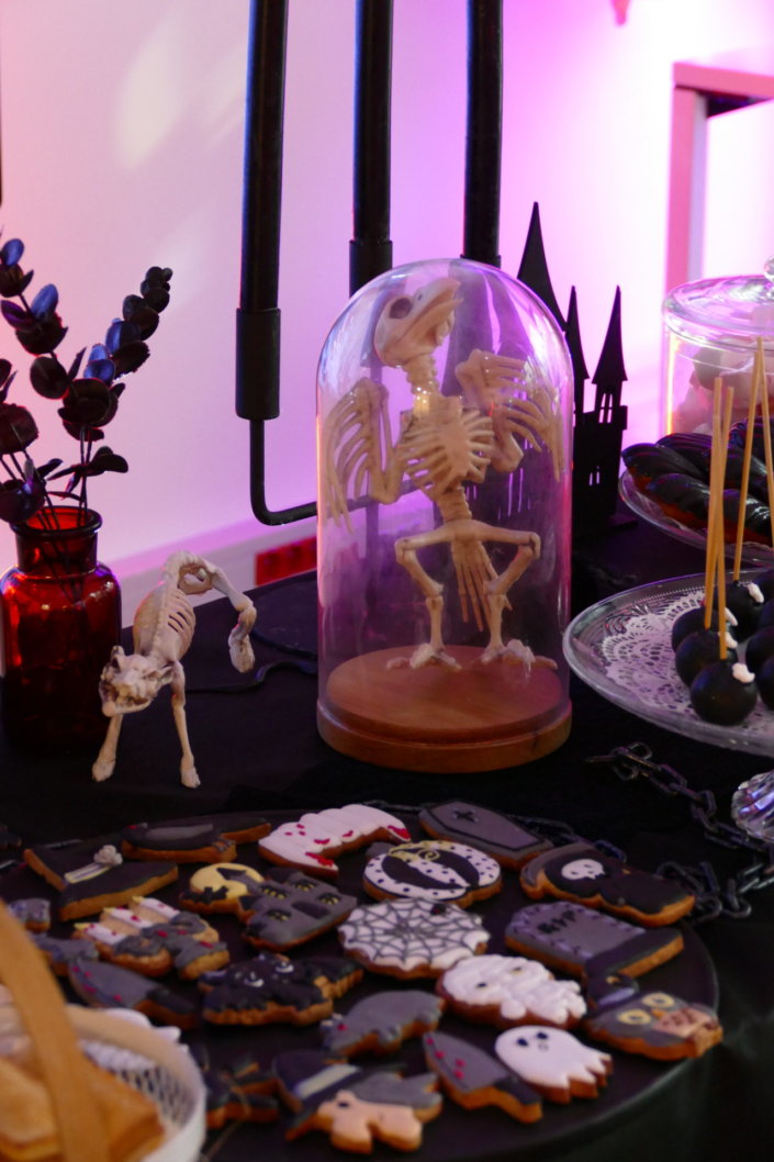 petit déjeuner Halloween chez genetec par studio candy avec décoration, scénographie, patisseries sur mesure, candy bar, borne photos