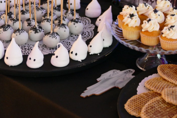 petit déjeuner Halloween chez genetec par studio candy avec décoration, scénographie, patisseries sur mesure, candy bar, borne photos
