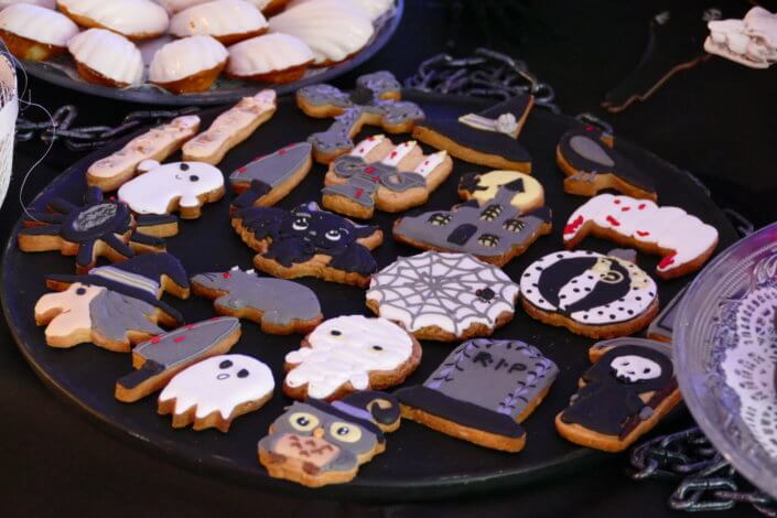 petit déjeuner Halloween chez genetec par studio candy avec décoration, scénographie, patisseries sur mesure, candy bar, borne photos