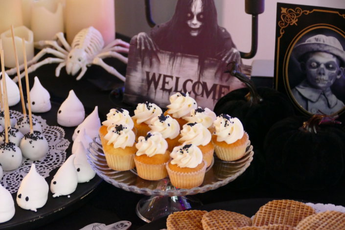 petit déjeuner Halloween chez genetec par studio candy avec décoration, scénographie, patisseries sur mesure, candy bar, borne photos