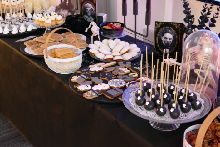 petit déjeuner Halloween chez genetec par studio candy avec décoration, scénographie, patisseries sur mesure, candy bar, borne photos