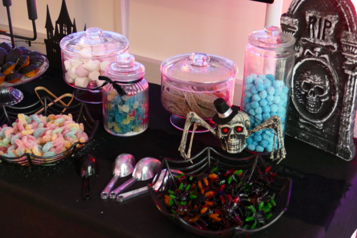 petit déjeuner Halloween chez genetec par studio candy avec décoration, scénographie, patisseries sur mesure, candy bar, borne photos