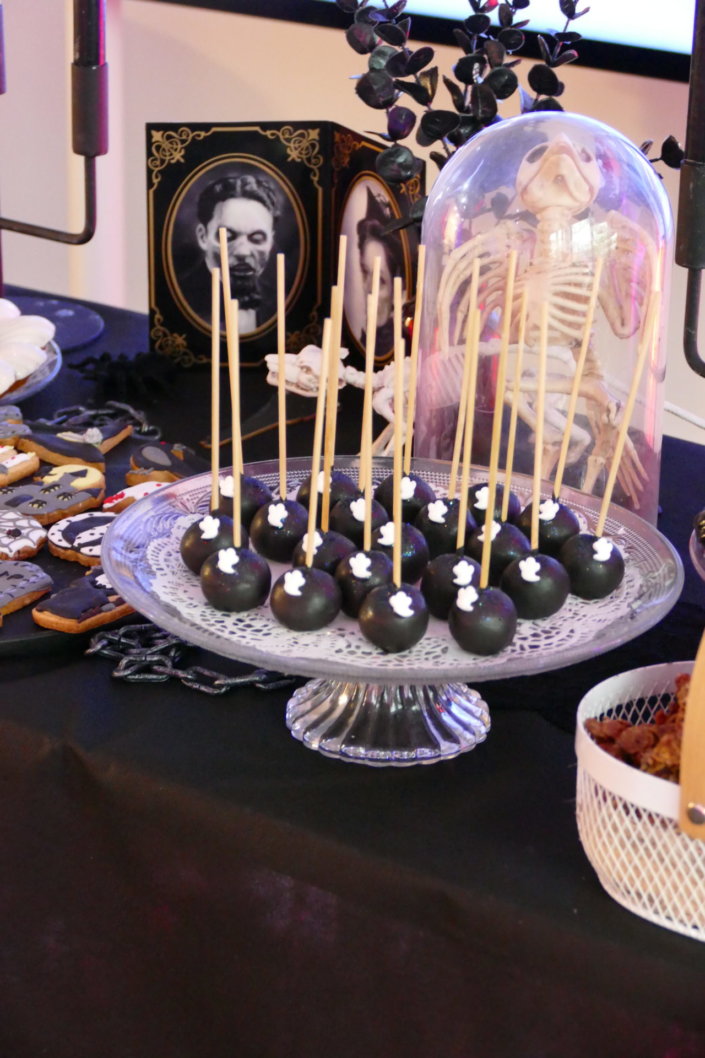 petit déjeuner Halloween chez genetec par studio candy avec décoration, scénographie, patisseries sur mesure, candy bar, borne photos