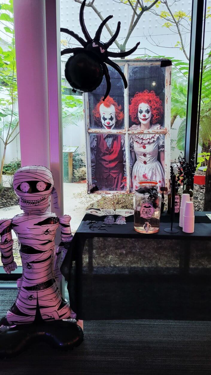 petit déjeuner Halloween chez genetec par studio candy avec décoration, scénographie, patisseries sur mesure, candy bar, borne photos