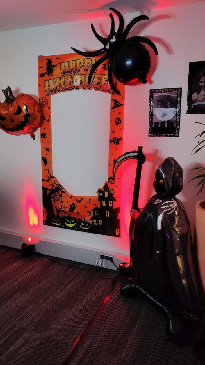 petit déjeuner Halloween chez genetec par studio candy avec décoration, scénographie, patisseries sur mesure, candy bar, borne photos
